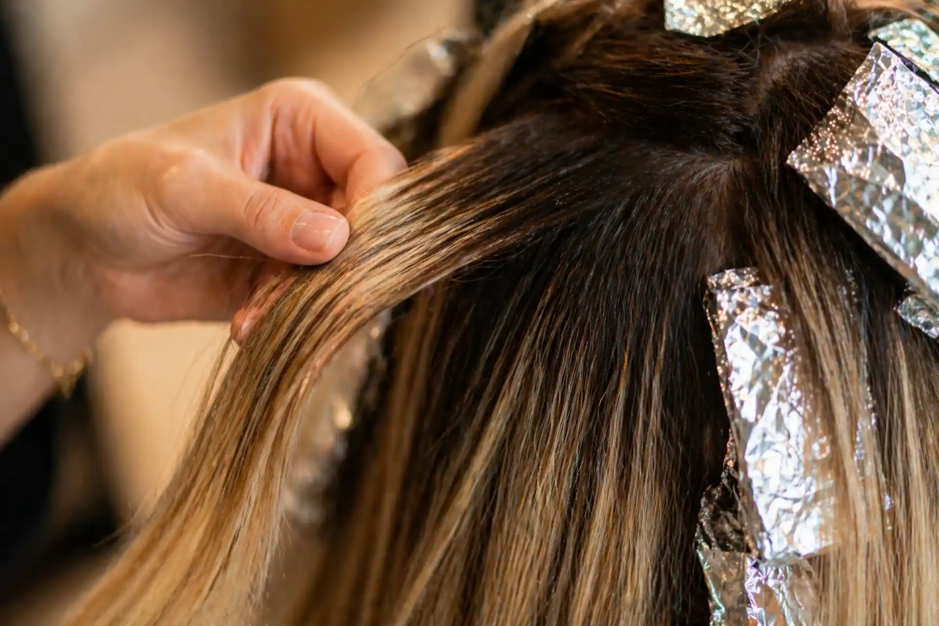 AirTouch ou Balayage Californien : le Guide pour Choisir la Bonne Technique
