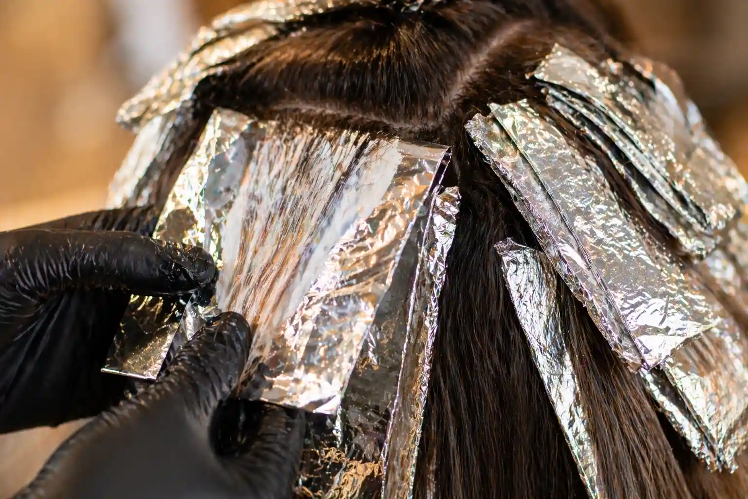 Foilyage ou Balayage : Quelle Technique Choisir pour Vos Cheveux