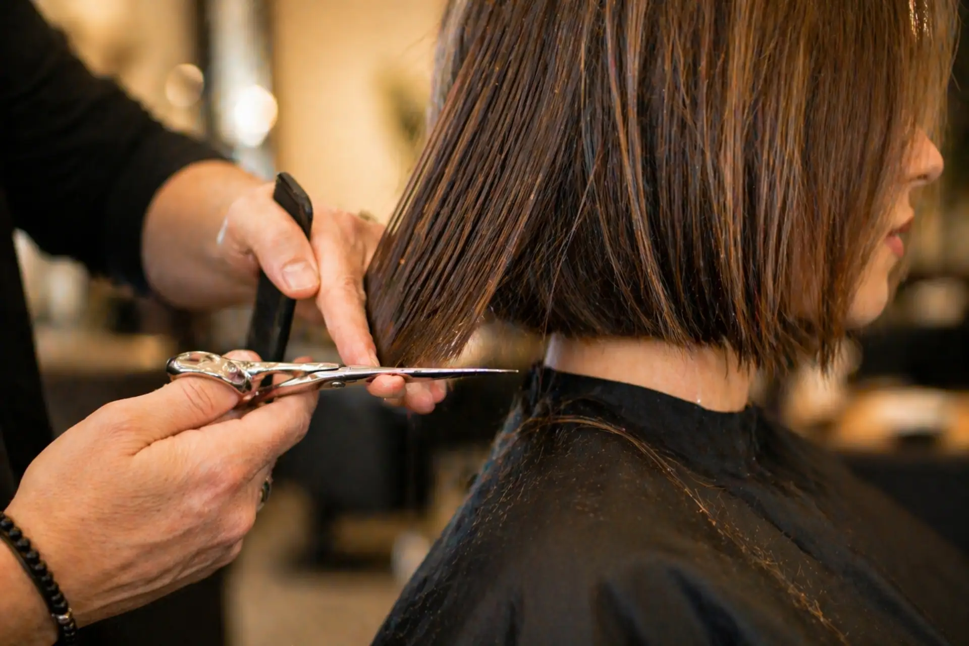 Coiffure bob parisien texturé avec mouvement naturel sur cheveux châtain