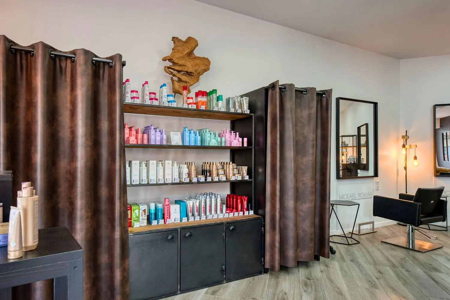 Salon Mickael Roman, bacs à shampoing
