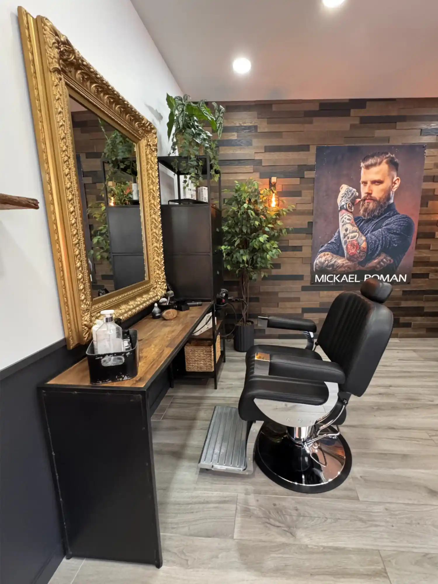 Romain, fondateur et barbier du Salon Mickael Roman à Vayres, rasage au coupe-chou et entretien de barbe