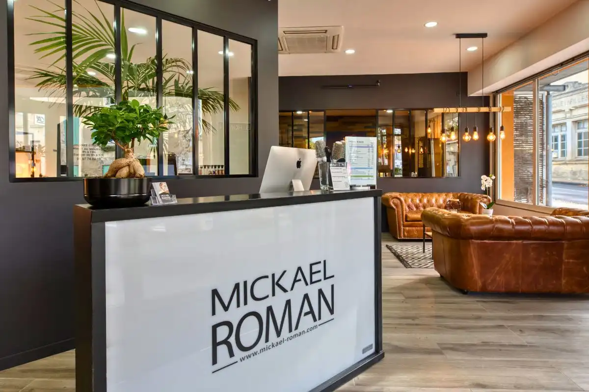 Intérieur du Salon de Coiffure Mickael Roman à Vayres, espace coiffure femme, homme et barbier
